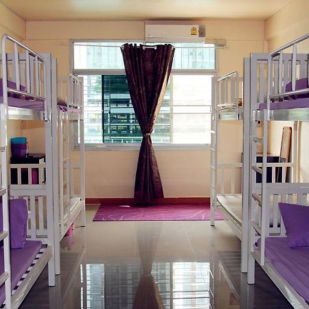 Small Elephant Hostel Bangkok Esterno foto